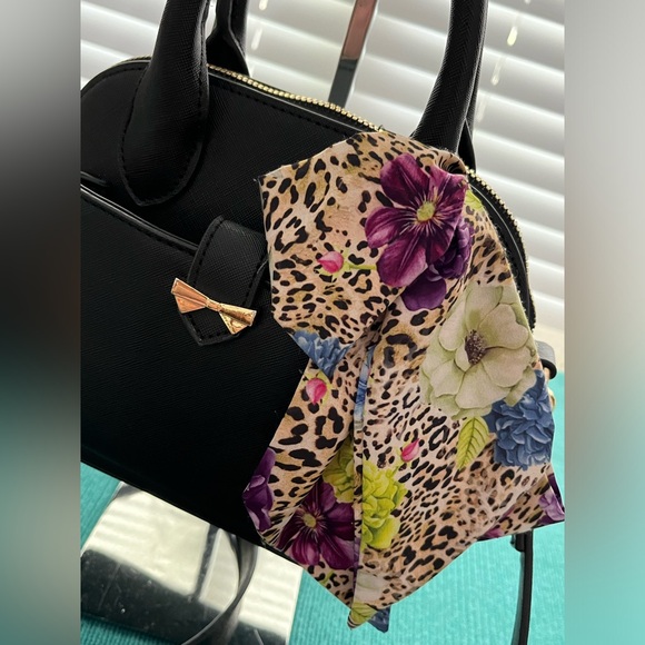 💕 Preloved Betsey Johnson Dome Satchel Handbag 💕 - Picture 2 of 11